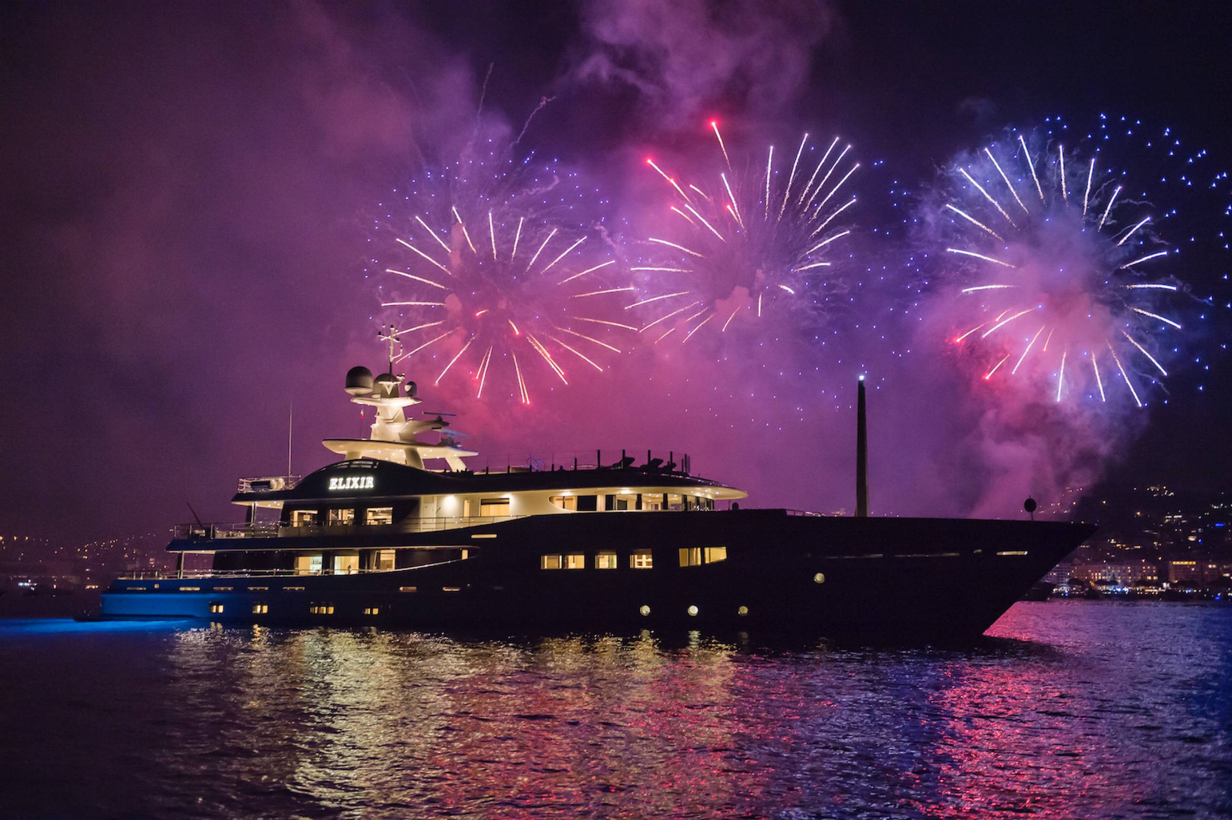 mega yacht dubai new year's eve